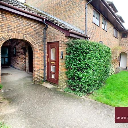 Wokingham - 2 Bedroom Maisonette - With Parking Exterior photo