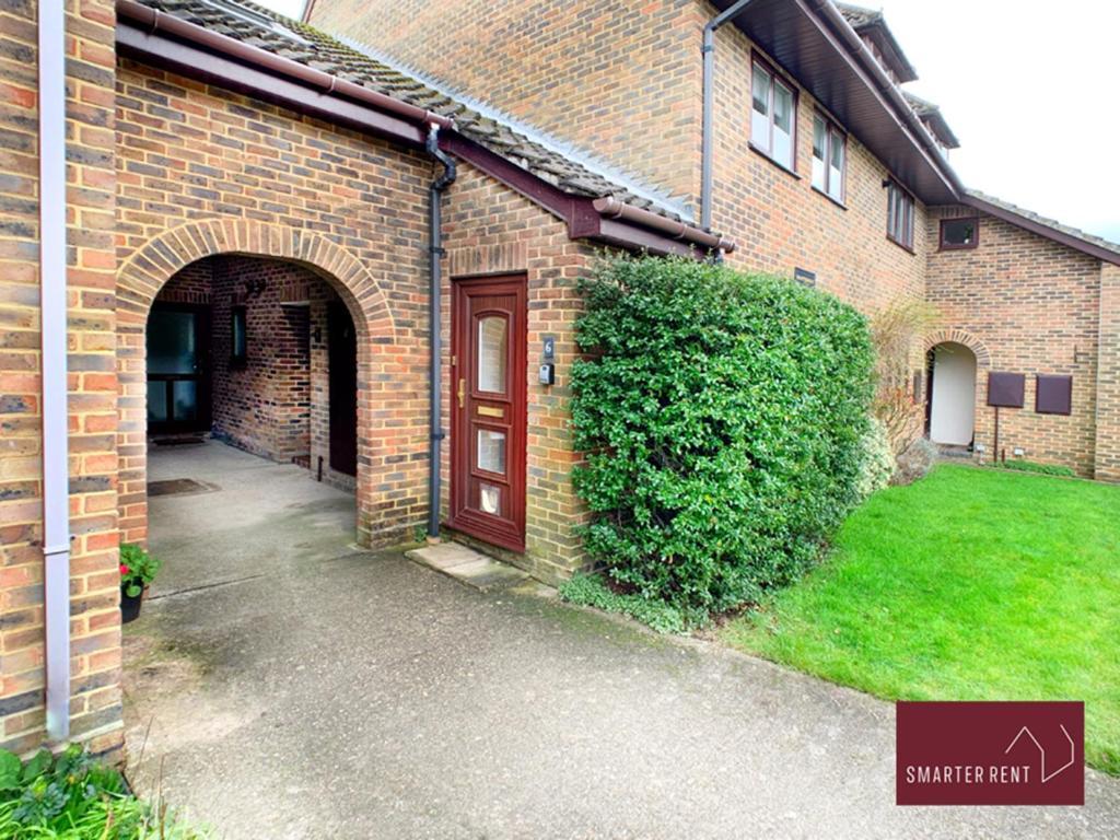 Wokingham - 2 Bedroom Maisonette - With Parking Exterior photo